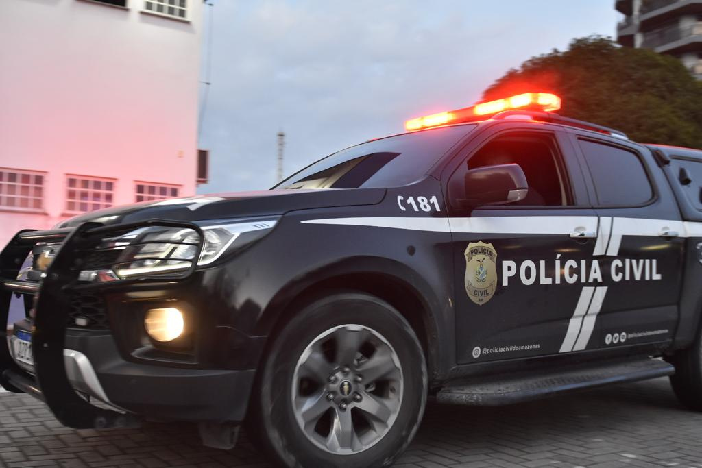 Viatura da Polícia Civil do Amazonas com giroflex acionado durante operação policial.
