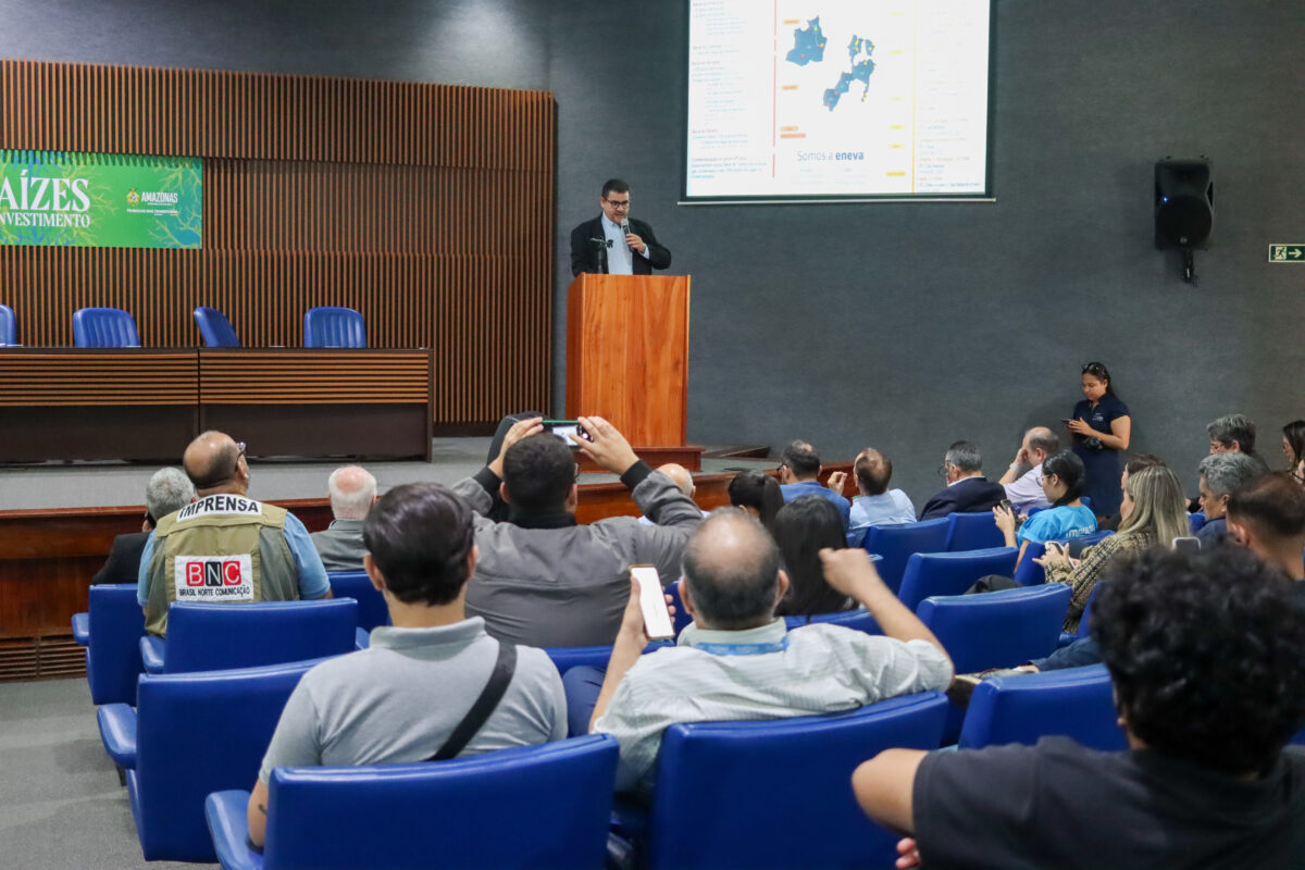 Auditório do Senai com público assistindo apresentação do Raízes do Investimento, em Manaus.