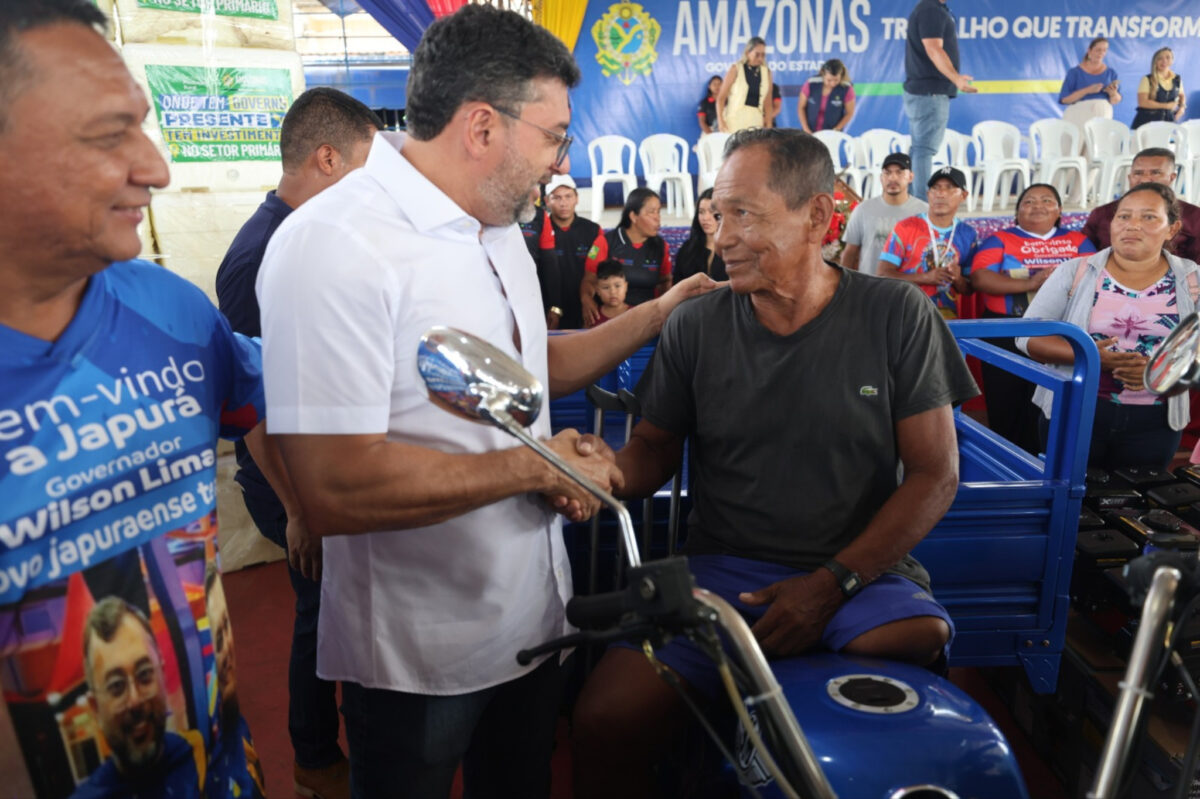 Governador Wilson Lima cumprimenta agricultor durante entrega de equipamento agrícola em Japurá