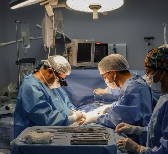 Equipe médica realiza transplante renal em centro cirúrgico do Hospital Delphina Aziz, em Manaus.