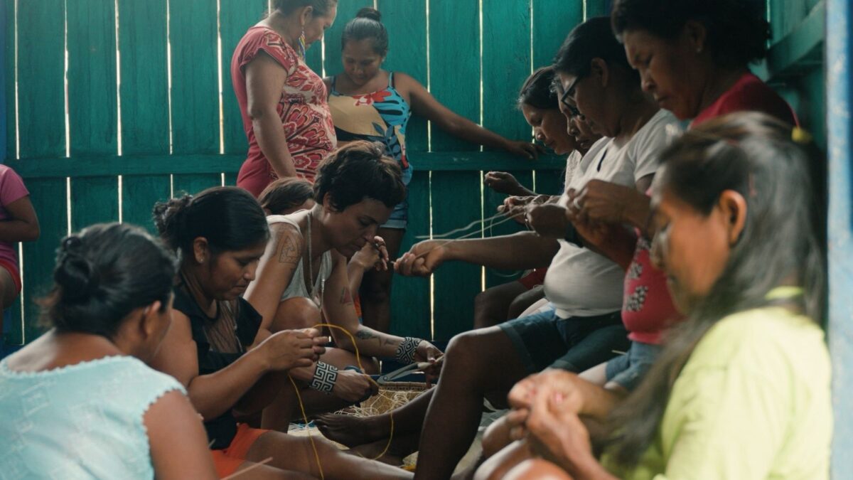 Amanda Santana participa de atividade com mulheres indígenas do Alto Rio Negro durante encontro comunitário