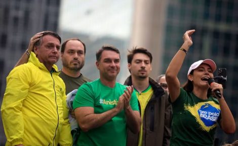 Michelle discursa em ato pró-anistia do 8 de Janeiro, junto a Bolsonaro (a partir da esquerda), Carlos, Flávio e Jair Renan (Foto: Miguel Schincariol)
