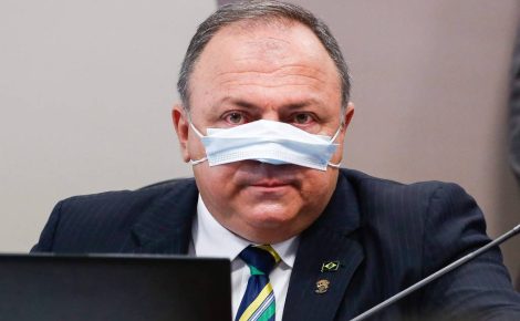 Ex-ministro da Saúde Eduardo Pazuello durante depoimento à CPI da Covid ( Foto: Sérgio Lima / AFP ).