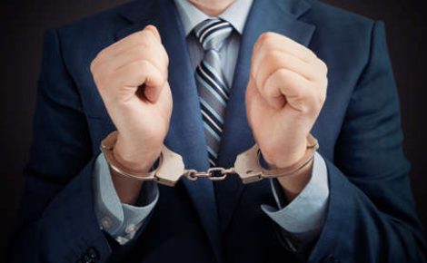 165359161 homem de negócios preso por corrupção homem em um terno com algemas em suas mãos
