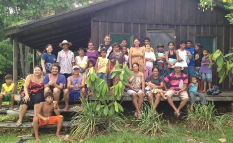 Moradores do município do Careiro  na sede da ONG Casa do Rio (Foto: Divulgação)