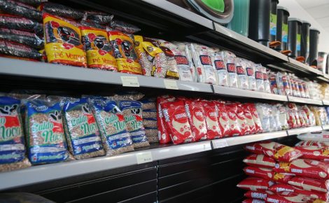 Imagem de arroz nas prateleiras de supermercados