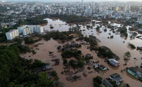 Casas submersas em Lajeado (RS) nesta quarta-feira (6) após a passagem de um ciclone. — Foto: Diego Vara/Reuters