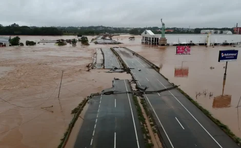 Rodovia destruída por enchente no Rio Grande do Sul. Foto: Jeff Bortega/Agência RBS via Reuters
