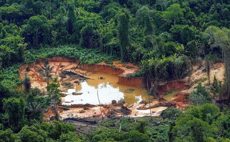 Atividade avança sobre rios e florestas, com ouro extraído sendo escoado por Manaus. (Foto: Leo Otero/MPI)
