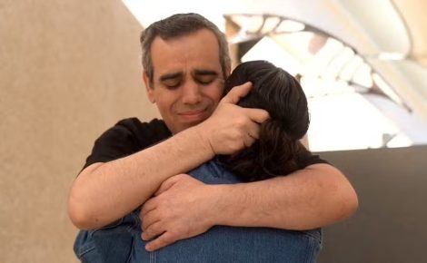 Omri Miran se encontra com a mulher após ficar refém do Hamas por dois anos na Faixa de Gaza (Foto: Forças de Defesa de Israel)