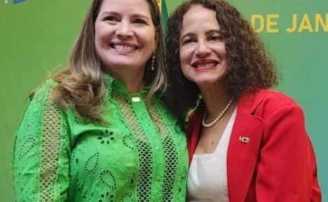 A nova secretária e a ministra Luciana Santos, na posse do MCTI - 03/jan/2023