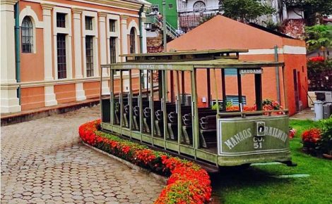 Bonde número 51, da Manaus Railway Company, exposto no pátio do Centro de Artes Chaminé. Está localizado então na avenida Lourenço da Silva Braga, em frente ao igarapé do Educandos.