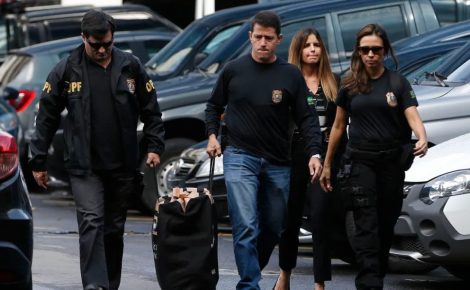 Policiais federais na apreensão de materiais em uma das fases da operação Lava Jato, em 2017 — Foto: Tânia Rêgo/Agência Brasil