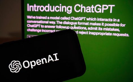 Ilustração de um celular com a interface do OpenAI em um fundo verde, simbolizando o acesso de usuários à nova versão do GPT-5