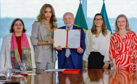 Lula ao lado da deputada Erika Hilton, da primeira-dama, Janja, e das ministras Gleisi Hoffmann (Relações Institucionais) e Cida Gonçalves (Mulheres). (Foto: Ricardo Stuckert / PR)