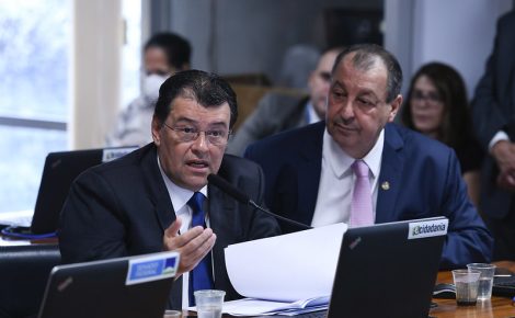 Braga e Omar. Foto: Edilson Rodrigues/Agência Senado - 11/abr/2023