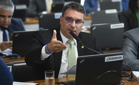 O senador Flávio Bolsonaro durante votação da PEC da reforma tributária na CCJ