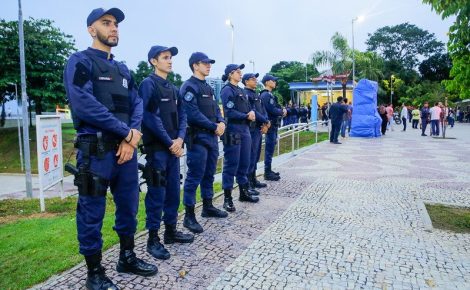 Grupo de guardas municipais de Manaus, fardados, em fila. A foto pode ser usada como uma representação da Guarda Civil Metropolitana da cidade.