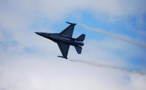 Caça da Força Aérea Brasileira em manobra aérea durante operação de defesa para a COP30.dade-gratis-foto