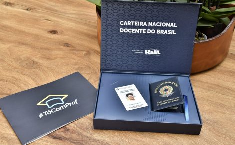 Carteira nacional de professor dá descontos em shows e hotéis; saiba como solicitar