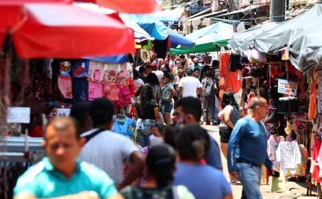 Consumidores circulam no comércio popular de Manaus impulsionados pelo pagamento do 13º salário e lojas abertas