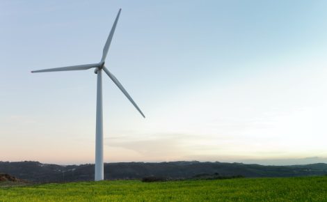 Geradores eólicos de grande porte em operação em parque eólico brasileiro, referência em energia renovável.