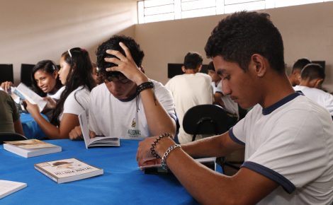 Cai a diferença entre brancos e negros na Educação Básica, aponta PNE. Alunos e professores da escola estadual Nossa Senhora do Rosário (Foto: Antonio Lima/Secom AM)