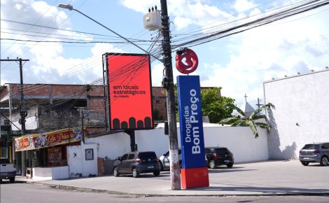 Painel de LED instalado em calçada de farmácia Bom Preço em Manaus, sem exibição de licença visível