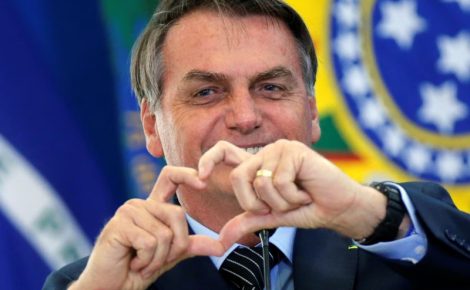 Veto de Bolsonaro em 2021 impede punir quem espalha fake news.