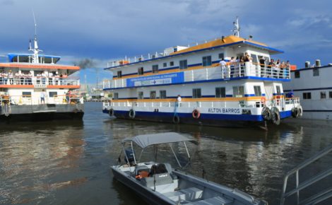 Barco-hospital navega os rios da Amazônia levando atendimento de saúde à populações ribeirinhas (Foto: Divulgação)