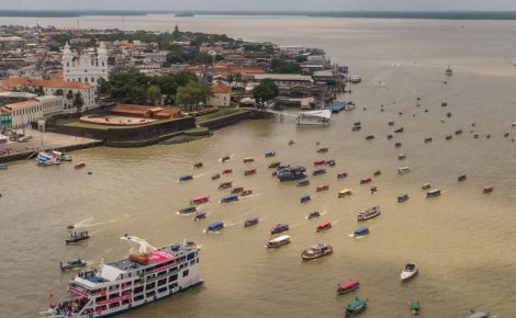 Vista aérea da barqueata em Belém (Foto: Christian Braga/Greenpeace)