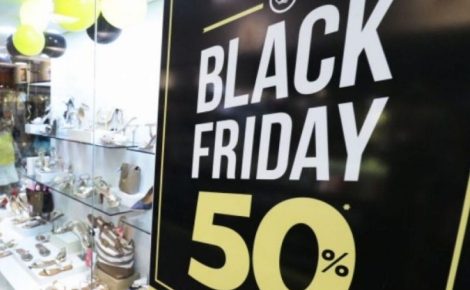 Placa de promoção com anúncio de Black Friday oferecendo 50% de desconto em loja