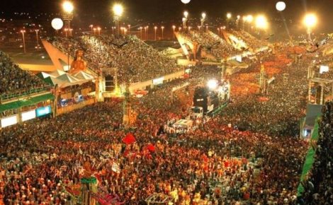 Vista aérea do Sambódromo de Manaus lotado durante o Boi Manaus, com arquibancadas iluminadas e público vibrando ao som das toadas.