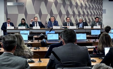 CCJ do Senado, com Eduardo Braga ao centro