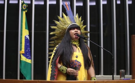 Deputada Célia Xakriabá propõe a isenção temporária do pagamento das contas de água e energia elétrica para indígenas e quilombolas que vivem em áreas atingidas por calamidades, como secas, enchentes e queimadas. (Foto: Bruno Spada / Câmara dos Deputados).