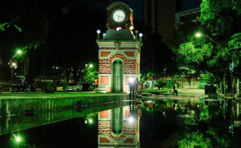 Área do do Relógio Municipal, no centro histórico de Manaus, foi invadida pelas águas na cheia de 2021.