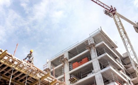 Operário da Construção Civil trabalha em prédio de Manaus