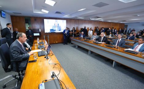 Senador Omar Aziz e membros da comissão