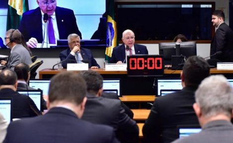 Deputados Bacelar e Arnaldo Jardim durante audiência na Câmara, sobre a produção de fertilizantes e o hidrogênio (Foto: Zeca Ribeiro/Câmara dos Deputados)