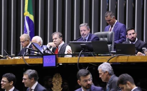 Presidente Arthur Lira (PP-AL) conduzindo votação da regulamentação da reforma tributária (Marina Ramos/Agência Câmara)