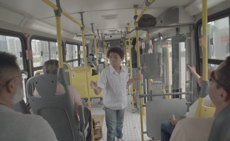 Equipe grava cena de “Crônicas do Busão” dentro de ônibus urbano em Manaus