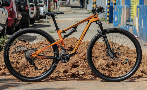 Modelo Cattura, montain bike full suspension em carbono, da Oggi Bikes, a mais montada integralmente na Zona Franca de Manaus
