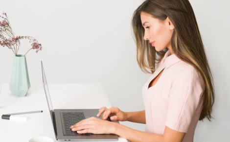 USP abre inscrições para curso gratuito de Programação Web somente para meninas. Com 100 vagas disponíveis, o curso acontecerá de 17 de agosto a 20 de dezembro em formato digital, permitindo a participação de adolescentes de todo o Brasil (Foto: Reprodução/Canva)