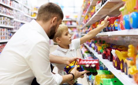 Consumidor busca produtos nas gôndolas de supermercados