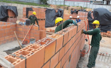 Operários trabalham na construção de imóveis no Amazonas
