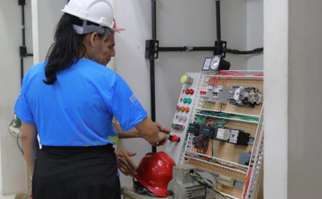Aluno manuseando um circuito elétrico em um curso do Senai, representando as oportunidades de qualificação profissional