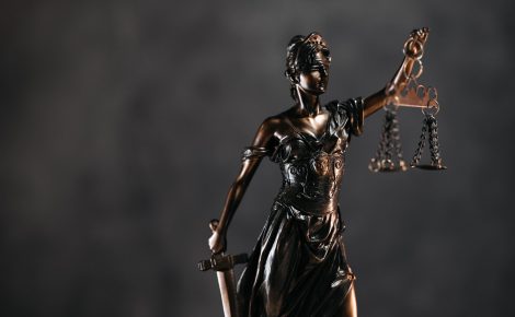 Dados apontam altos custos e desafios de eficiência no sistema de Justiça brasileiro, evidenciando disparidades e necessidade de reformas.