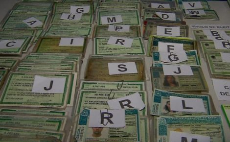 Blocos de rua, festas e aglomerações tornam o Carnaval um dos períodos com maior incidência de perdas e furtos de documentos e celulares. (Foto: reprodução).