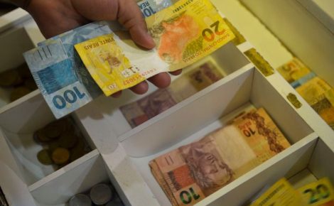 caixa registradora com imagem do real