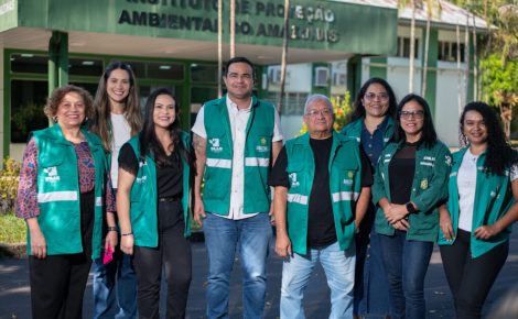 Diretor-presidente do Ipaam (ao centro, de branco) junto com a equipe da Gerência de Controle de Resíduos. Foto: Moisés Henrique/Ipaam